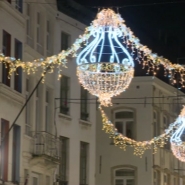 À deux jours de l'ouverture des plaisirs d'Hiver de Bruxelles, la capitale se pare déjà de multiples illuminations dans les artères commerçantes. Le public pourra également découvrir un spectacle de mapping lumineux interactif place du jeu de Balle.