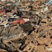 Cimetière de voitures, caves encombrées, pollution: un mois après les inondations, les dégâts sont encore visibles dans la région de Valence