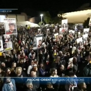 Des bombardements israéliens dans la bande de Gaza ont tué au moins 15 personnes. Indépendement de ces frappes, le Hamas a diffusé hier la vidéo d'un otage israéien, enlevé le 7 octobre 2023. Le document n'est pas daté mais il redonne espoir aux familles rassemblées dans les rues de Tel Aviv.