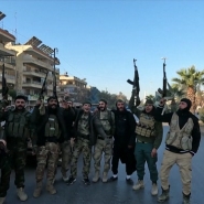 Une coalition dominée par les islamistes de Hayat Tahrir al-Sham (HTS), l’ex-branche syrienne d’Al-Qaïda, a lancé une offensive depuis la région d’Idleb, dernier bastion échappant au régime de Bachar al-Assad, prenant donc le contrôle d’Alep mais aussi de plusieurs autres localités.