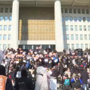 Des Sud-Coréens se réunissent pour manifester devant le bâtiment de l'Assemblée nationale et demandent que le président Yoon Suk Yeol soit arrêté après avoir tenté d'imposer la loi martiale, une mesure qu'il a été obligé d'abroger sous la pression de centaines de manifestants et des parlementaires.