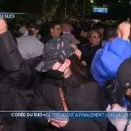 Le président sud-coréen a fait marche arrière hier soir. Il a abrogé la loi martiale 6 heures après l'avoir promulguée. Cette crise politique pourrait bien entraîner la destitution du Chef de l'Etat.