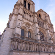 Après cinq longues années de travaux de rénovation, la majestueuse cathédrale Notre-Dame de Paris rouvre enfin ses portes. Ce symbole de la capitale, ravagé par un incendie, a été restaurée avec soin, mêlant techniques modernes et savoir-faire ancestral.