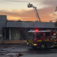 Deux individus sont recherchés en Australie pour avoir allumé un incendie dans une synagogue de Melbourne, vendredi avant l'aube, a annoncé la police, un acte condamné par le Premier ministre du pays océanien et qui n'a fait aucun blessé.