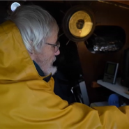 Le vent fraîchit et le Cap de Bonne-Espérance n'est plus très loin. Toutes voiles dehors, Bernard Poitau n'a pourtant pas avancé d'un pouce depuis son départ en solitaire sur le Vendée Globe, une aventure qu'il a choisi de vivre, à 71 ans, au milieu de son pré.