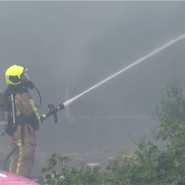 Suite à un incendie, un immeuble s’est partiellement effondré aux Pays-Bas. Le bâtiment abritait des magasins au rez-de-chaussée et des appartements sur trois étages.