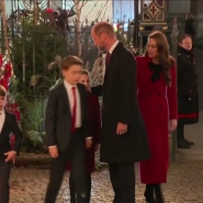 Après une année douloureuse marquée par un cancer, la princesse Kate a assisté avec son époux et leurs enfants au traditionnel concert de chants de Noël à l'abbaye de Westminster.