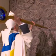 La cathédrale Notre-Dame de Paris a rouvert ses portes samedi soir, plus de 5 ans après l'incendie qui l'a ravagée en 2019, sous les yeux d'une quarantaine de chefs d'Etat et de gouvernement, dont Emmanuel Macron et Donald Trump.

Ses portes se sont rouvertes à 19h21 (18h21 GMT), après que l'archevêque de Paris Laurent Ulrich a symboliquement frappé trois coups à trois reprises avec une crosse, le bâton signifiant sa mission pastorale.