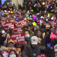 Le ministère de la Justice sud-coréen a imposé lundi une interdiction de quitter le territoire au président Yoon Suk Yeol, sous le coup d'une enquête pour rébellion après sa proclamation éphémère de la loi martiale il y a six jours et poussé vers la sortie par les siens.