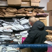 A deux semaines de Noël, les employés de Bpost travaillent sans relâche, surtout pour expédier les colis commandés par les Belges. Mercredi dernier, Bpost a livré 813.000 colis en un jour. Ajoutez à cela les colis expédiés par les entrepriss privées.