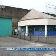 Son statut de personnalité médiatique exige cet isolement.