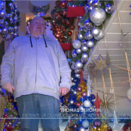 Un couple allemand, passionné par les décorations de Noël, vient de battre un record insolite. Ils ont installé 600 sapins dans leur appartement, transformé en véritable forêt enchantée.