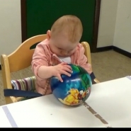 Première mondiale que l'on doit à une chercheuse de l'UC Louvain; elle a mené des tests sur 48 bébés nés avec une paralysie cérébrale. Après une stimulation intense et précoce de ces bébés, ils ont pu retrouver une certaine autonomie, notamment l'utilisation de leur main.