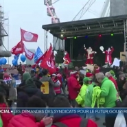 Plusieurs milliers de personnes ont manifesté ce matin à Bruxelles. Les syndicats voulaient se faire entendre des négociateurs de l'Arizona. Ils s'inquiètent pour le statut des fonctionnaires et pour le niveau des pensions. Ils demandent également à ce que les riches soient plus taxés.