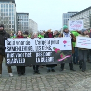 Plusieurs milliers de personnes ont manifesté ce matin à Bruxelles. Les syndicats voulaient se faire entendre des négociateurs de l'Arizona. Ils s'inquiètent pour le statut des fonctionnaires et pour le niveau des pensions. Ils demandent également à ce que les riches soient plus taxés.