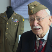 A l'occasion du 80e anniversaire du début de la bataille des Ardennes, des vétérans se retrouvent et évoquent leurs souvenirs de guerre.
