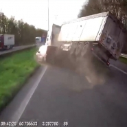 Un chauffard slalome entre les camions et provoque un grave accident 