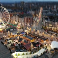 Le marché de Noël est devenu un incontournable durant cette période des fêtes. Chaque ville en possède un et tente de séduire le grand public en vantant ses lumières, son ambiance ou la qualité des produits proposé.
Une certitude, ces marchés attirent les Belges. Serge Vermeiren et Thomas Decupere ont tenter de comprendre ce qui fait le succès de ces événement, en France, aux Pays-Bas mais aussi en Belgique et plus précisément à Liège.