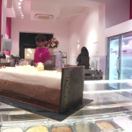 La bûche est indéniablement le dessert de ces fêtes. Elle se décline sous plusieurs formes et saveurs. Pour vous séduire, industriels et pâtissiers la prépare des mois à l’avance.