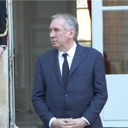 Une minute de silence très émouvante: François Bayrou rend hommage aux victimes du cyclone Chido à Mayotte