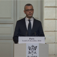 Le gouvernement de François Bayrou a été dévoilé ce lundi soir. On y retrouve des personnalités bien connues de la politique française.