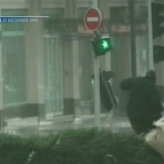 Il y a 25 ans, c'est une autre catastrophe naturelle qui avait touché l'Europe. C'était juste après Noël, en 1999, quand 2 tempêtes, qualifiées d'historiques, avaient balayé la France, faisant 92 morts et des dégâts considérables. La Belgique avait été plutôt épargnée.