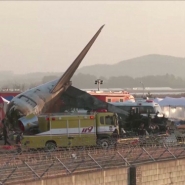 Les autorités vont examiner la réglementation concernant un mur en béton de l'aéroport international de Muan, percuté par un avion de la compagnie JeJu Air lors d'un crash qui a tué 179 personnes.
