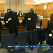 Le palais de justice a été fermé il y a deux semaines pour des raisons d'insalubrité. Le personnel a été accueilli dans un bâtiment à proximité mais qui n'est pas adapté. Trop petit pour accueillir tout le monde. Impossible pour les magistrats qui se retrouvent sans perspective avant 2027.