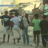 Le 12 janvier 2010, un tremblement de terre ravageait l'île d'Haïti, faisant plus de 280.000 morts, 300.000 blessés et plus d'un million de sans-abri. Le pays est aujourd'hui englué dans un chaos politique et sécuritaire.