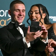 Un podium sans surprise. Nafissatou Thiam décroche le trophée chez les femmes pour la 5e année, grâce à sa médaille d'or olympique. Remco Evenpoel remporte le titre chez les hommes. Le prix de l'équipe de l'année revient à Thierry Neuville et son copilote Martijn Wydaeghe.