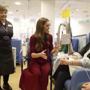 Ce mardi, la princesse Kate a visité le Royal Marsden Hospital à Londres, où elle avait été discrètement soignée pour un cancer. Un moment chargé d’émotion durant lequel elle a exprimé sa gratitude envers le personnel et soutenu les patients.
