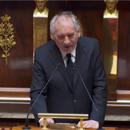 Moment de flottement à l'Assemblée nationale lorsque le Premier ministre François Bayrou s'interrompt en pleine déclaration de politique générale, perdu dans les pages de son discours. C'est parce que je suis un néophyte, et donc je suis bien obligé d'apprendre ce métier, plaisante-t-il alors devant l'hémicycle agité.