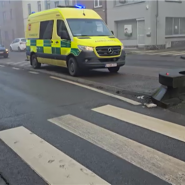 Une jeune fille a été percutée par un automobiliste conduisant un SUV de couleur foncée à Jumet. Elle était inconsciente lorsque les services de secours l'ont prise en charge. Le conducteur du véhicule a pris la fuite.