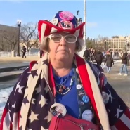 Une partisante de Donald Trump qui a fait le déplacement jusqu'à la capitale américaine pour assister à la cérémonie d'investiture exprime sa déception après l'annonce du déplacement de la cérémonie à l'intérieur du Capitole en raison du froid polaire attendu.