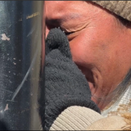 Une migrante colombienne s'effondre en larmes à la frontière entre le Mexique et les États-Unis. Son rendez-vous pour l'asile, prévu le jour de l'entrée en fonction de Donald Trump en tant que président, a été annulé.