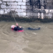 Un homme a été sauvé de la noyade par les plongeurs des pompiers de Bruxelles ce jeudi matin. La victime a été transférée à l'hôpital, mais ses jours ne sont pas en danger.