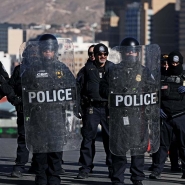 Des agents du Service des douanes et de la protection des frontières des États-Unis  afin de bloquer le passage des véhicules vers El Paso, Texas