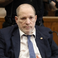 Harvey Weinstein, en prison, "supplie" la justice de le sortir de son "trou": "Je n'en peux plus"