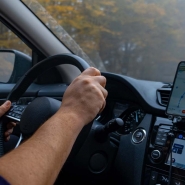 Conducteur avec téléphone au volant et GPS