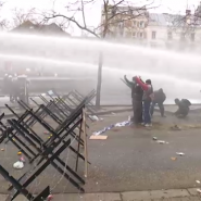 Les forces de l'ordre ont déployé l'autopompe et tirent des gaz lacrymogènes devant le siège du MR, avenue de la Toison d'Or, devant lequel plusieurs centaines de manifestants se sont arrêtés. Un important dispositif anti-émeute comprenant plus de 60 policiers en équipements spéciaux empêche l'accès au bâtiment.
La situation est tendue et les manifestants scandent police partout, justice nulle part.