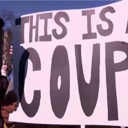 Des manifestants contre le président Donald Trump et sa politique ont bravé les températures extrêmement froides pour manifester lundi lors de rassemblements correspondant au jour férié du Presidents Day. Baptisées Pas de rois le Presidents Day par le mouvement 50501, les dernières manifestations ont eu lieu moins de deux semaines après un événement national similaire le 5 février qui a attiré des participants dans des dizaines de villes. Les deux manifestations ont dénoncé Trump et le conseiller milliardaire Elon Musk, le chef du nouveau Département de l'efficacité gouvernementale de Trump, une organisation extérieure au gouvernement conçue pour réduire les dépenses fédérales.