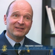 Le chef de la Défense se veut rassurant sur les perspectives de guerre, même s'il affirme qu'il faut se préparer à toute éventualité. Il entend aussi défendre ses hommes face à la réforme des pensions annoncée.