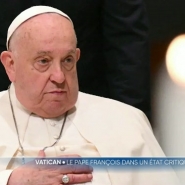 Hospitalisé depuis plus d'une semaine à Rome, le souverain pontife se remet difficilement d'une double pneumonie. Agé de 88 ans, le pape François a néanmoins passé une nuit tranquille et s'est reposé a indiqué le Vatican. A Rome et dans le monde, nombreux sont les fidèles priant pour sa guérison.