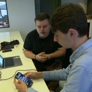 Quel est le point commun entre Brad Pitt, Angèle ou encore Florent Pagny ? Leur visage et leur voix sont parfois utilisés pour escroquer les internautes. L'intelligence artificielle facilite-t-elle la création d'arnaques en ligne ? Et comment s'en protéger ? C'est l'enquête RTLINFO.