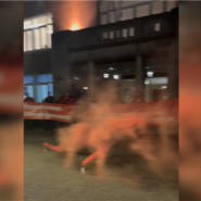 Ce lundi soir, environ 70 manifestants se sont rassemblés devant la maison communale de Saint-Nicolas pour protester contre la fermeture imprévue de l'école Communale du Halage, entraînant tensions et intervention policière.