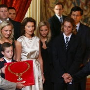 Condamné à de la prison ferme, Nicolas Sarkozy va-t-il perdre sa légion d'honneur? 