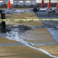 Des ouvriers retirant l'inscription 