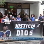 Enchaînement de négligences coupables ou fin inéluctable d'un corps fatigué ? Le procès de 7 professionnels de la santé s'est ouvert à San Isidro, en banlieue de Buenos Aires, pour homicide avec dol éventuel, 4 ans après la mort du Dieu. Ils encourent entre 8 et 25 ans de prison.