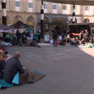 Une manifestation couchée: des malades du Covid long se réunissent à la gare de Bruxelles-Central