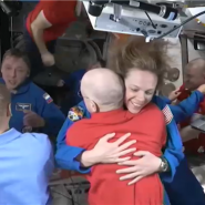 Une nouvelle équipe d'astronautes a rejoint les membres de l'équipage bloqués depuis neufs mois dans l'ISS.